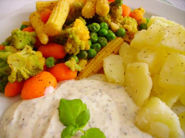 Kartoffels mit Gemüsä und Kräuter-Yofu-Dip