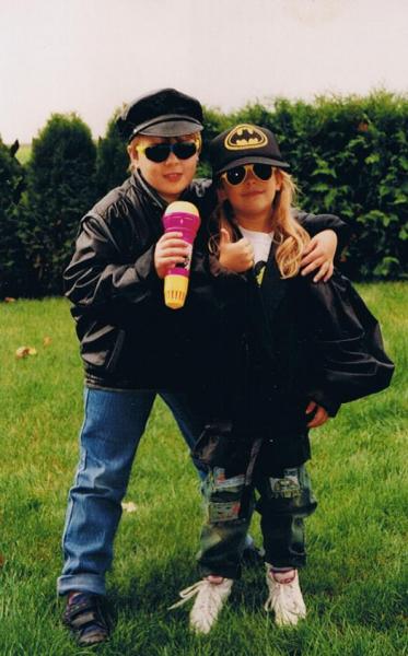 Kennt noch jemand dieses Mikro, das absichtlich so ne Membran drinnen hatte, die einen ekelerregenden Hall auslöste? :D
Greislig...