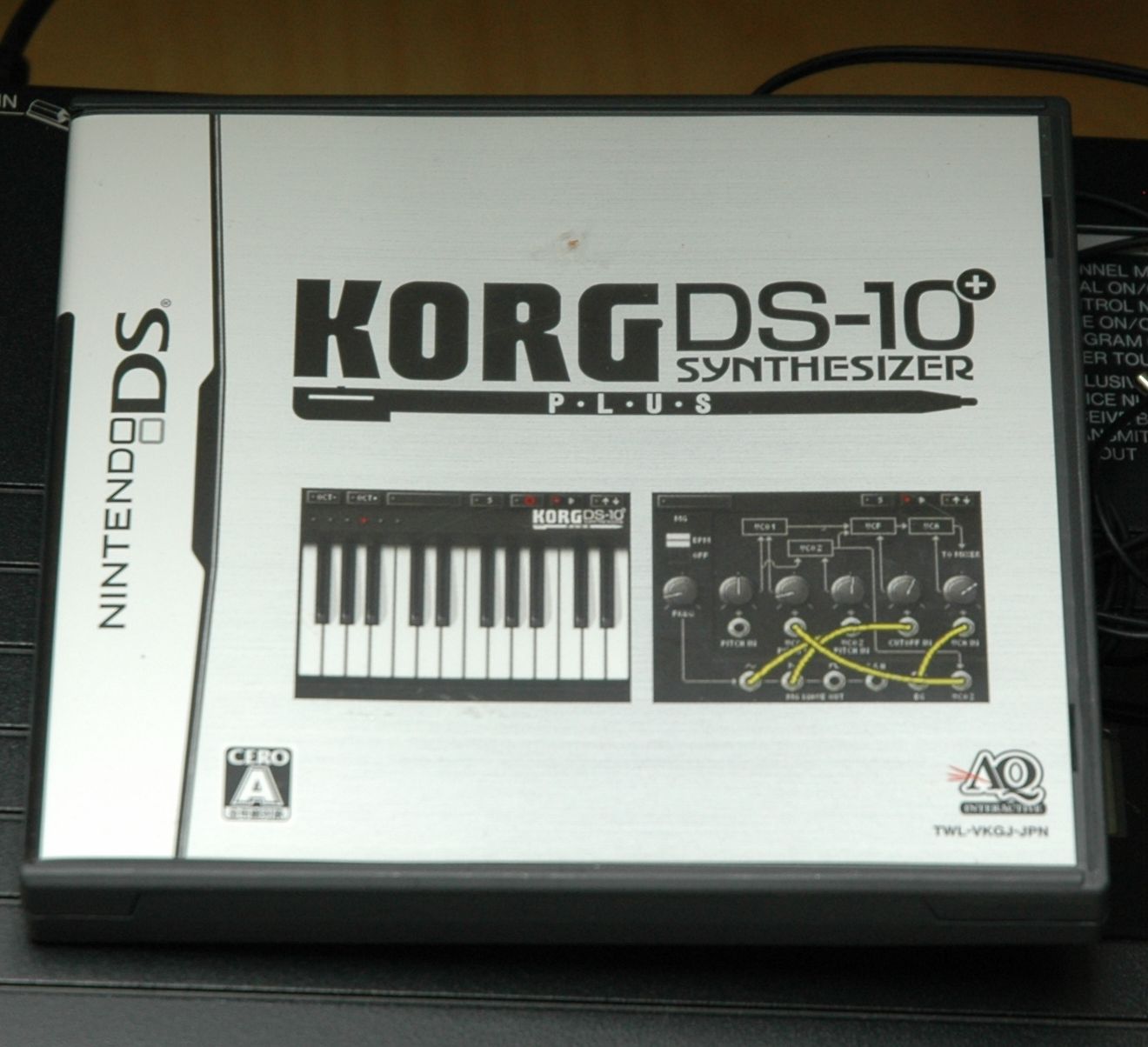 Korg DS 10 Plus für Nintendo DSI. Kommt wie ein Gadget  daher, ist aber eine komplette virtuell-analoge Produktionsumgebung im Pocket Format mit 4 Synths ala Korg MS 20, zwei Drummachines, Mixer, Step Sequenzer, FX und zwei Kaos Pads. Fett!!!!!