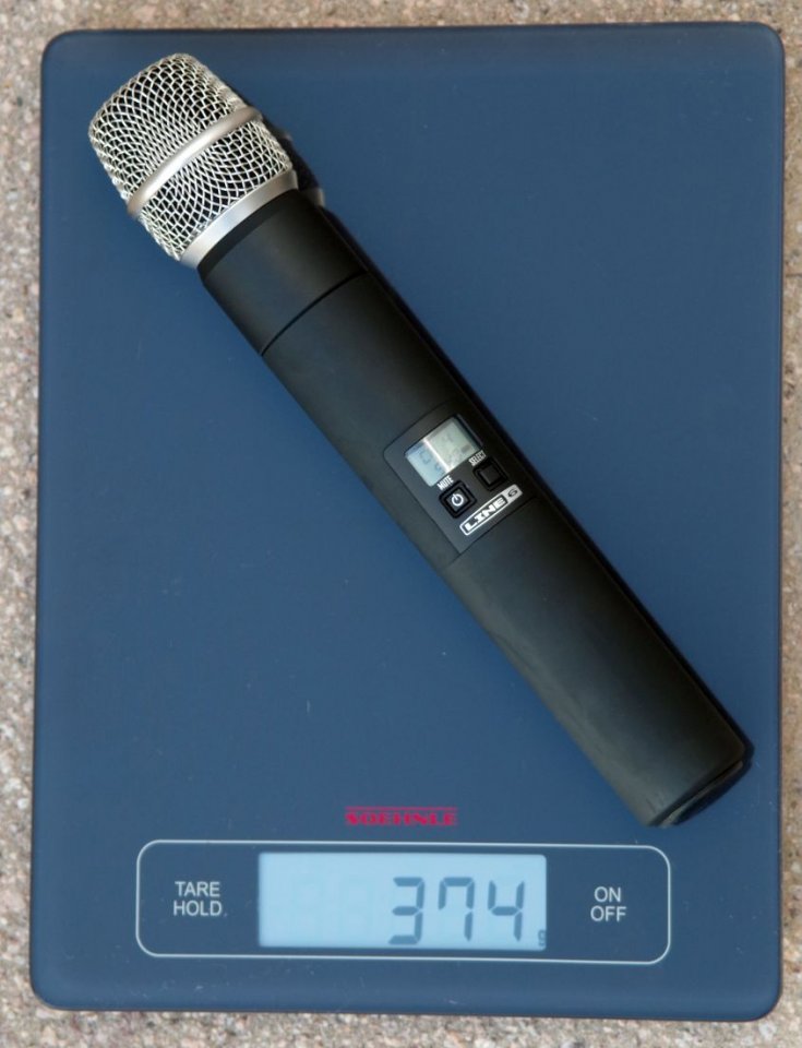 Line 6 TX-75 Handheld incl. Akkus auf der Waage
