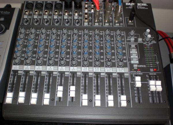 Mackie 1402VLZ, wenn analog dann so. Klein, aber mein. Einmal mehr: Mit den Preamps steht und fällt die Qualität eines Mixers. Mackie kann das. Zudem ist es äusserst robust aufgebaut. Zwei FX Geräte lassen sich einschleifen und dem Mix hinzufügen. Die Klangregelung ist äusserst effektiv und die Verarbeitungsqualität von Mackies ist legendär.

Alle Regler und Fader sind hochwertig. Trim Potis, Panorama, Klinke und XLR In- und Outputs, Phantomspeisung, Mute, Crtl Room Abgriff machen diesen kompakten Mixer zu meinem Preis- Leistungs Sieger. Schönes kleines Pult fürs Homerecording mit semiprofessionellen Ambitionen.