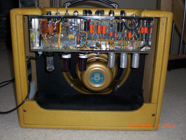 Marble Bluebird hier noch mit Celestion Gold Bulldog, mittlerweile Jensen P12Q. Lässt sich sowohl mit 6V6, als auch mit 6L6 Röhren betreiben. Hierzu muss neben den Endstufen auch die Gleichrichterröhre getauscht werden.