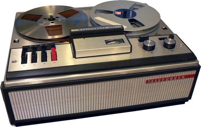 Mein erstes Tonbandgerät: Telefunken Magnetophon 200 (Mono, Halbspur, 9,5cm/sec), gekauft vermutlich 1969. (kein Originalbild).