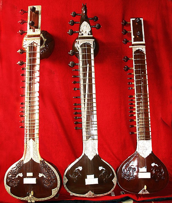 Meine drei Schätzchen

von Links nach Rechts 

Naskar meine erste von 1978

Drachensitar gekauft vor 2 Jahren und restauriert

Vilayat Khan Style Sitar  verkauft an meine beste Schülerin