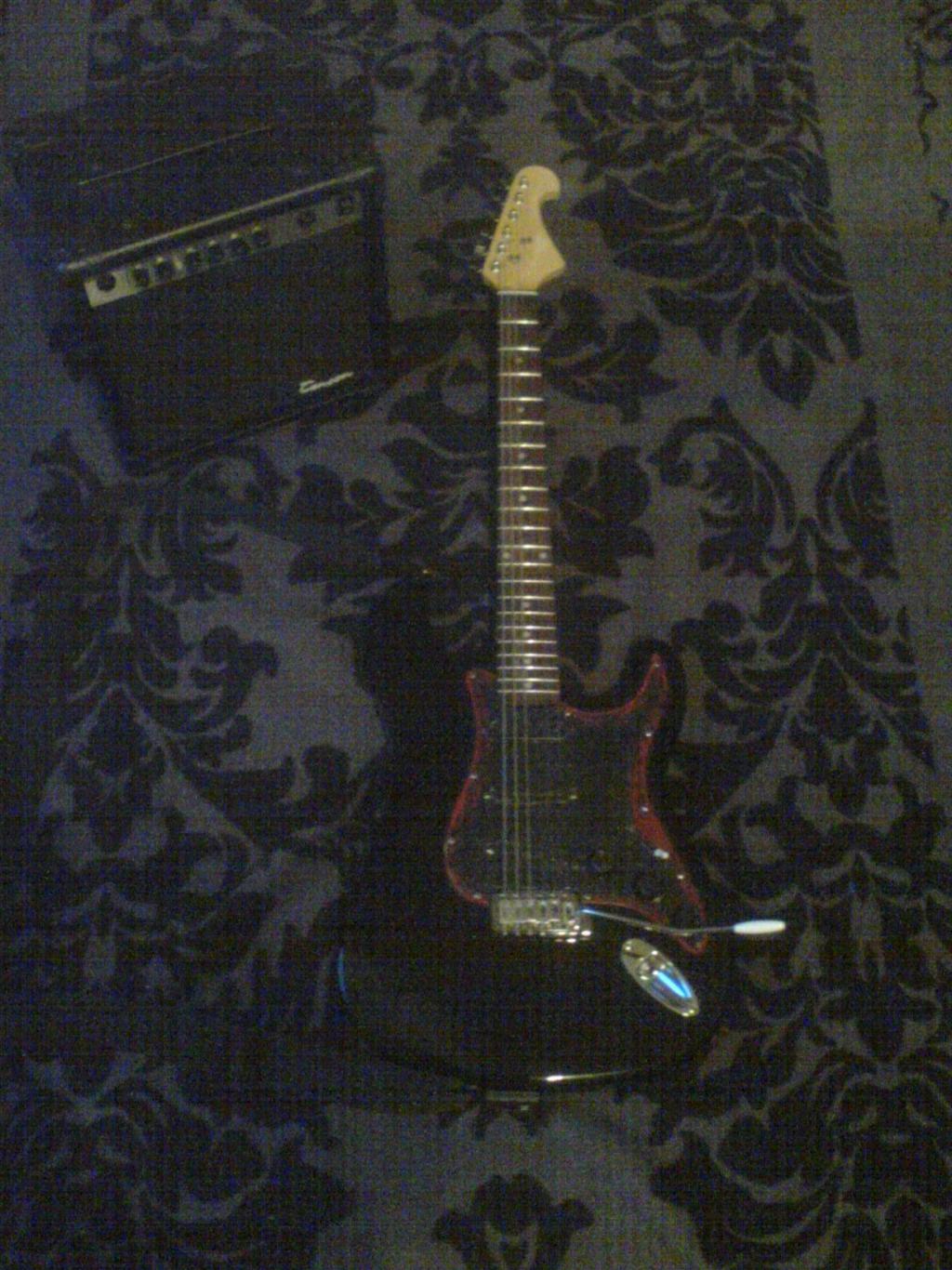 Meine E-Gitarre
- Palisander- Griffbrett 
- Geschraubter Ahorn Hals 
- ST-Style
- Korpus aus massivem Holz 
- 3 Single Coils
- 5 Weg Schalter
- 1 Volume Regler
- 2 Tone Regler
- Tremolo System

Tenson Verstärker
Gain, Volume
Master Volume
Trebel, Midle, Bass