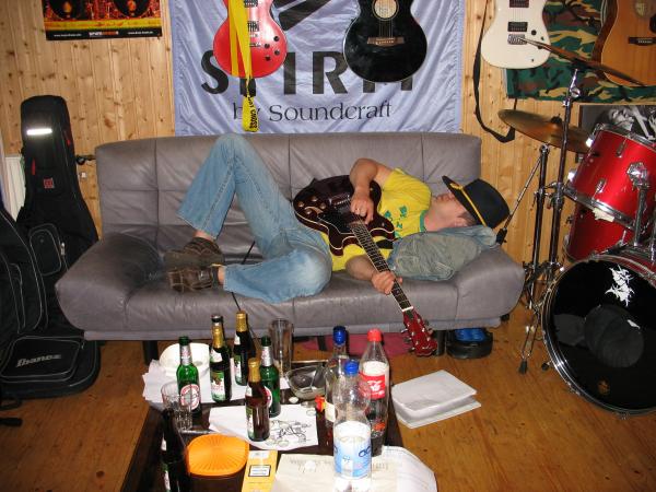 Mit einer ES 335 Kopie von unserem Drummer eingeschlafen. Das Schlagzeug wurde allerdings weiterhin bearbeitet.

Da sieht man, wie glücklich einen eine Gitarre machen kann...