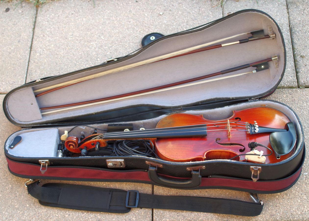 Montiertes DIY-Geigenmikrofon im Koffer