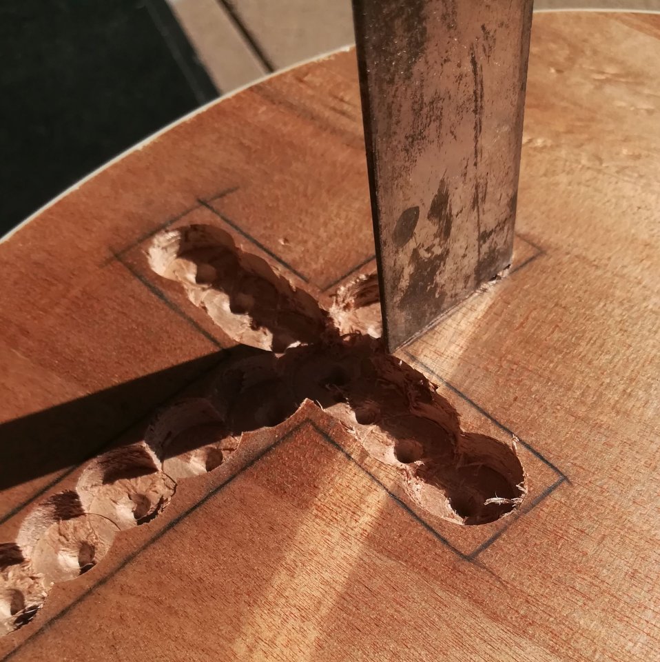 Nachstemmen der Kreuz-Kontur mit dem Stecheisen