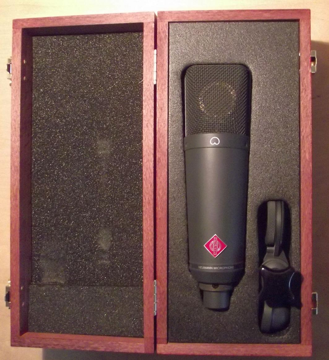 Neumann TLM 193, mein Kondensatormikrofon fürs Homerecording. Es gehört zu den weniger bekannten Neumännern, bildet recht neutral ab, ohne Hype in den oberen Mitten. Für Vocals muss man dort etwas mit dem EQ anpassen, sonst klingt es etwas flach. 

Ansonsten kann es Alles für den täglichen Bedarf: Gesang, akustische Instrumente und Ampabnahme. 00764