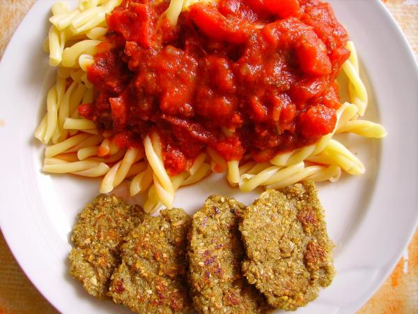 Noodles mit Tomatensauce und Bratlingen :>