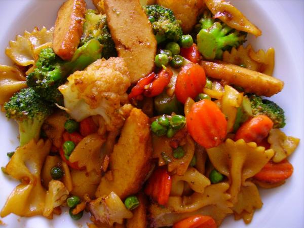 Nudelpfanne mit Chickin-Streifen