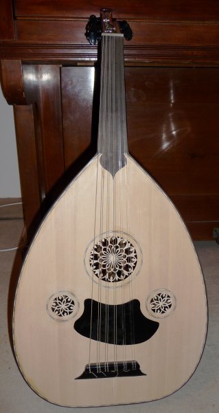 Oud

Das ist natürlich gar keine Gitarre. Vielleicht mit Ach und Krach der Vorläufer der Vorläufer dessen, was dann mal eine spanische Gitarre wurde.
Dieses Ding gabs billig auf eBay und ich war einfach neugierig. Qualitativ natürlich nichts edles. Aber der Klang ist ganz interessant. Die Orginal-"Mechaniken" sind nur gerade Wirbel, die im Holz sitzen. Da leider auch die Bohrungen nicht sonderlich exakt waren, haben die die Stimmung nicht gehalten. Ich hab sie durch Banjo-Mechaniken ersetzt.