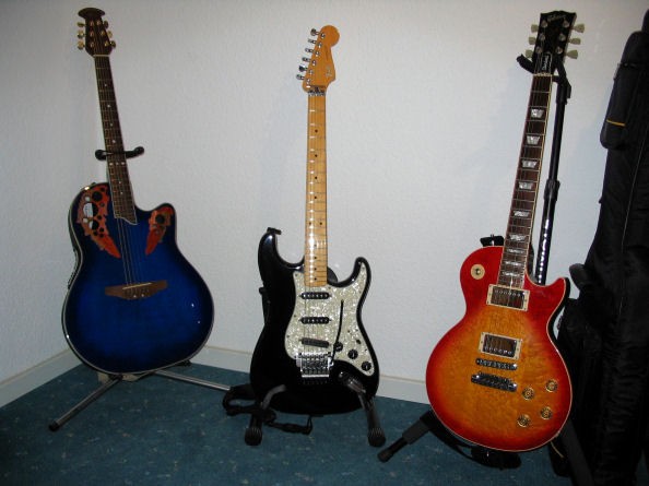 Ovation CS247 (2006), Fender Strat Korea mit Ibanez Edge, Seymour Duncan SSL1 + SHR1B (1989), Gibson Les Paul Standard HCS (1995)