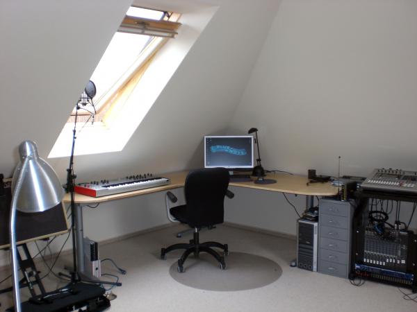 Panoramaansicht eines Sesselpupserarbeitsplatzes. Im Computer befindet sich die komplette Emulator Hard- und Software nebst Cubase Harddisk- und Sequenzing Software. Ich benutze Cubase aber nur als Sequenzer. Meine AW1600 liefert mir das benötigte haptische Erlebnis, sinnvolle Funktionsvielfalt und guten Sound.