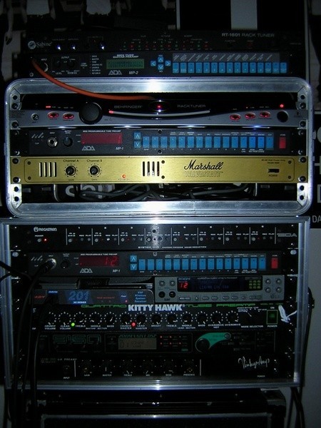 [...Preamp- und Endstufen-Shootout...]

Sabine RT-1601
ADA MP-2
Behringer BTR2000
ADA MP-1
Marshall Valvestate 8008
Rocktron 180A
ADA MP-1
Nady 201XL   |    Zoom 9030
Kitty Hawk Quattro
Zoom 9150
PCL/Vintage Amp MK.III U.K.

nicht im Bild:
Peavey Classic 50/50
Starfield VPA50S