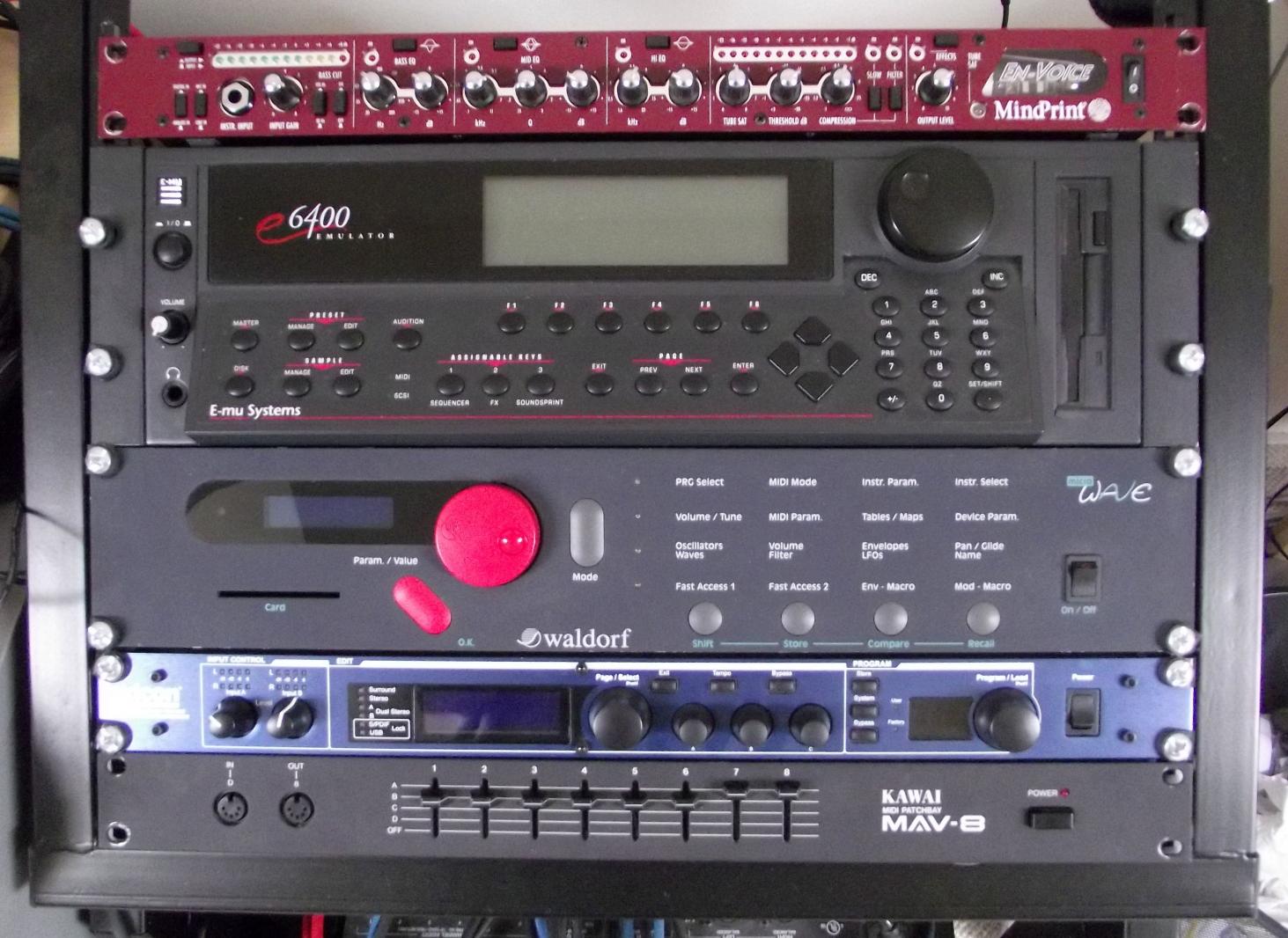 Rack nun mit altem Mindprint Envoice. Es gibt dem E-Bass beim Recording das nötige Fundament und durch den Röhrenkompressor ein kompaktes Format.