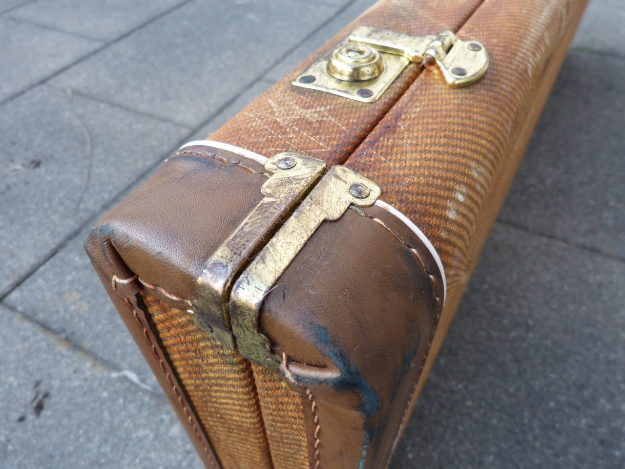 relic tweed case