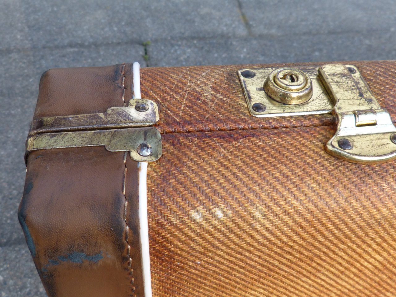 relic tweed case