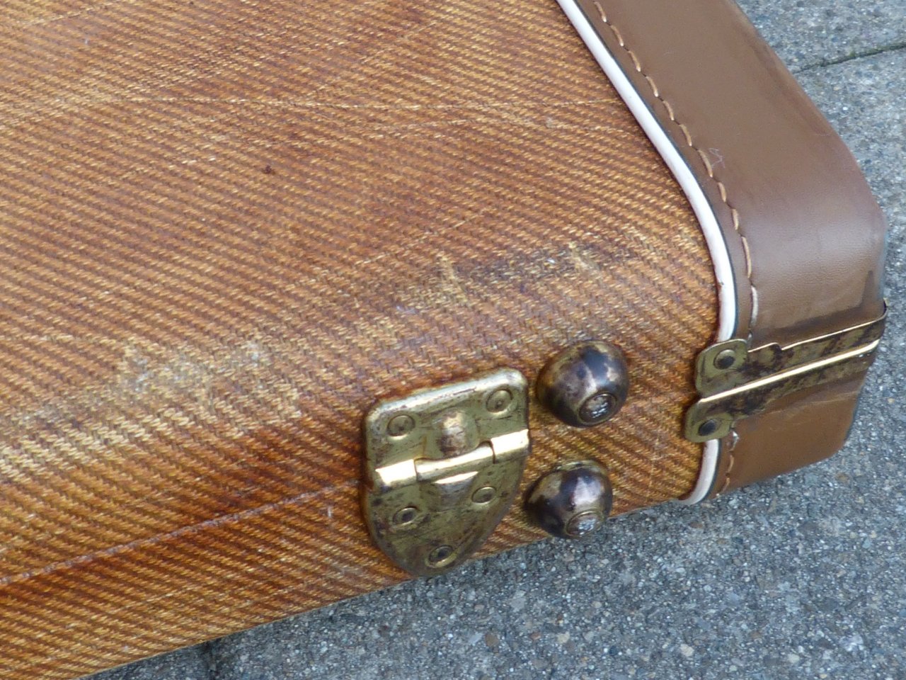 relic tweed case