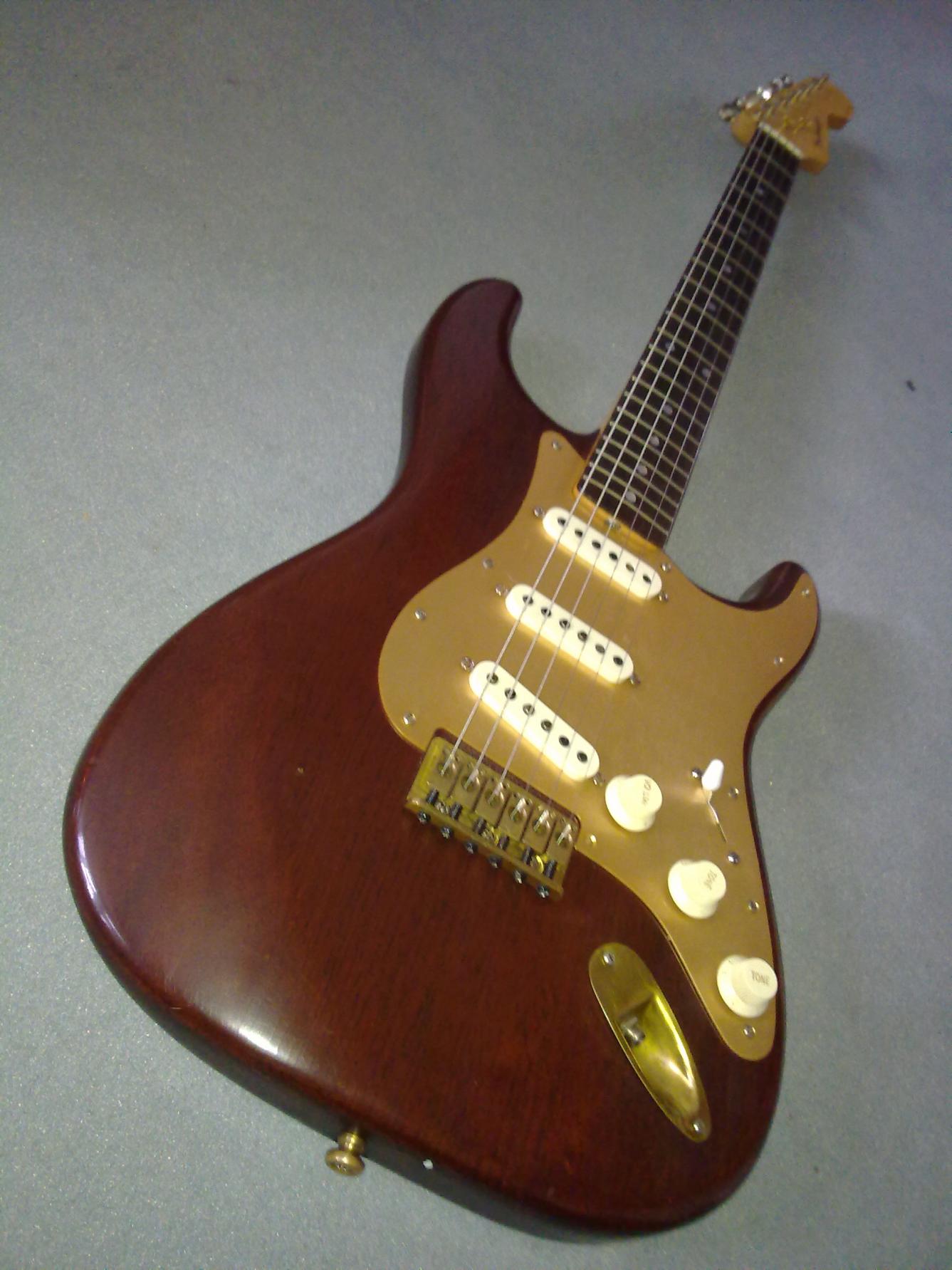 Rockinger Hardtail Mahagoni Strat
Sehr alt und echt vintage
Mit Kloppmann ST60 r