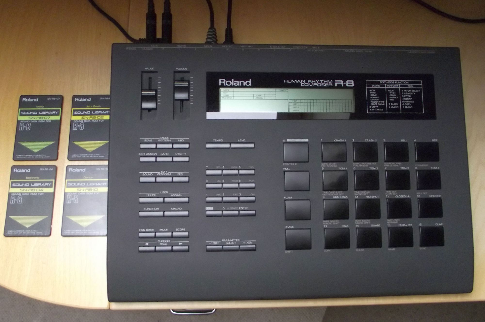 Roland R8 Drumcomputer
