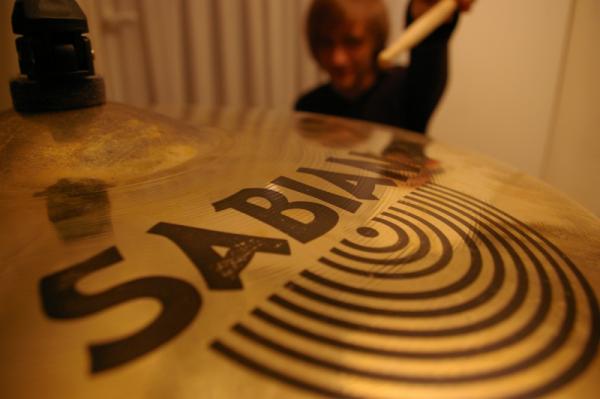 Sabian Logo schaut zwar scheiße aus aber geil klingen sie trotzdem.