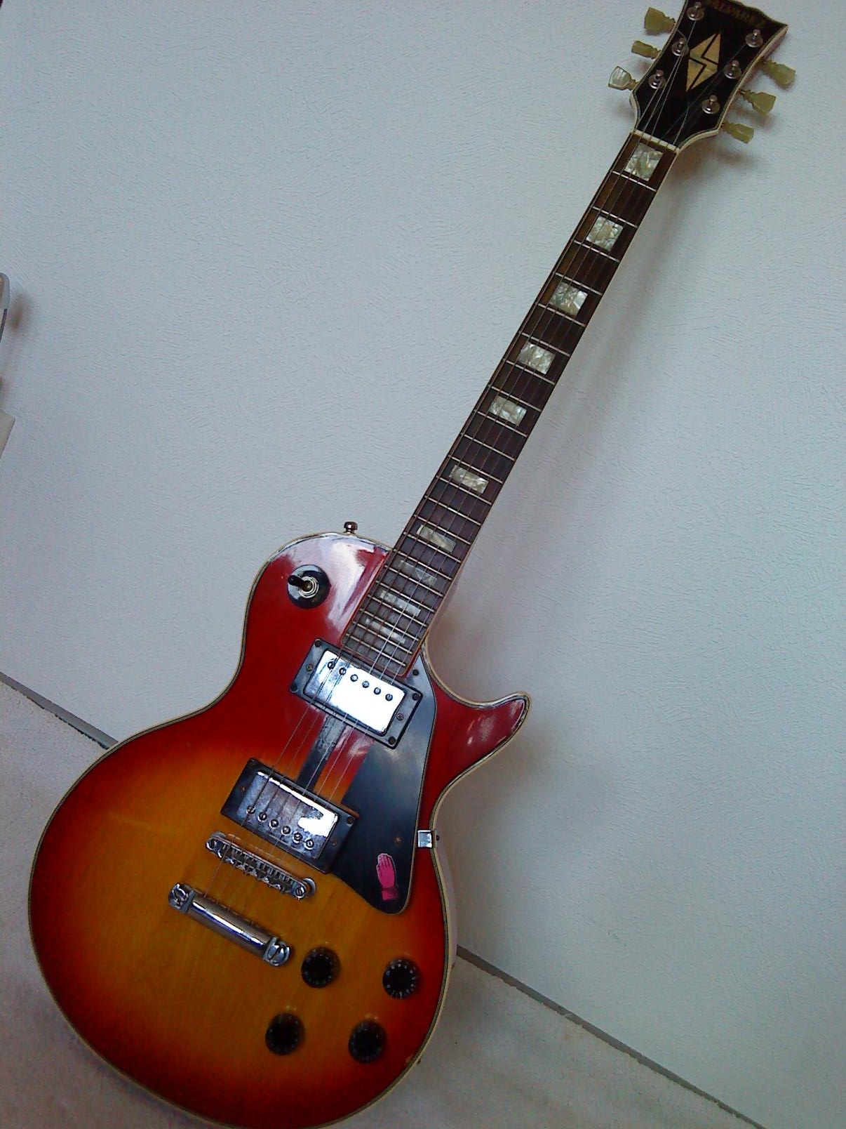 Savarez Les Paul

Nach 25 Jahren Besitz verkauft.
Paulas sind nicht mein Ding