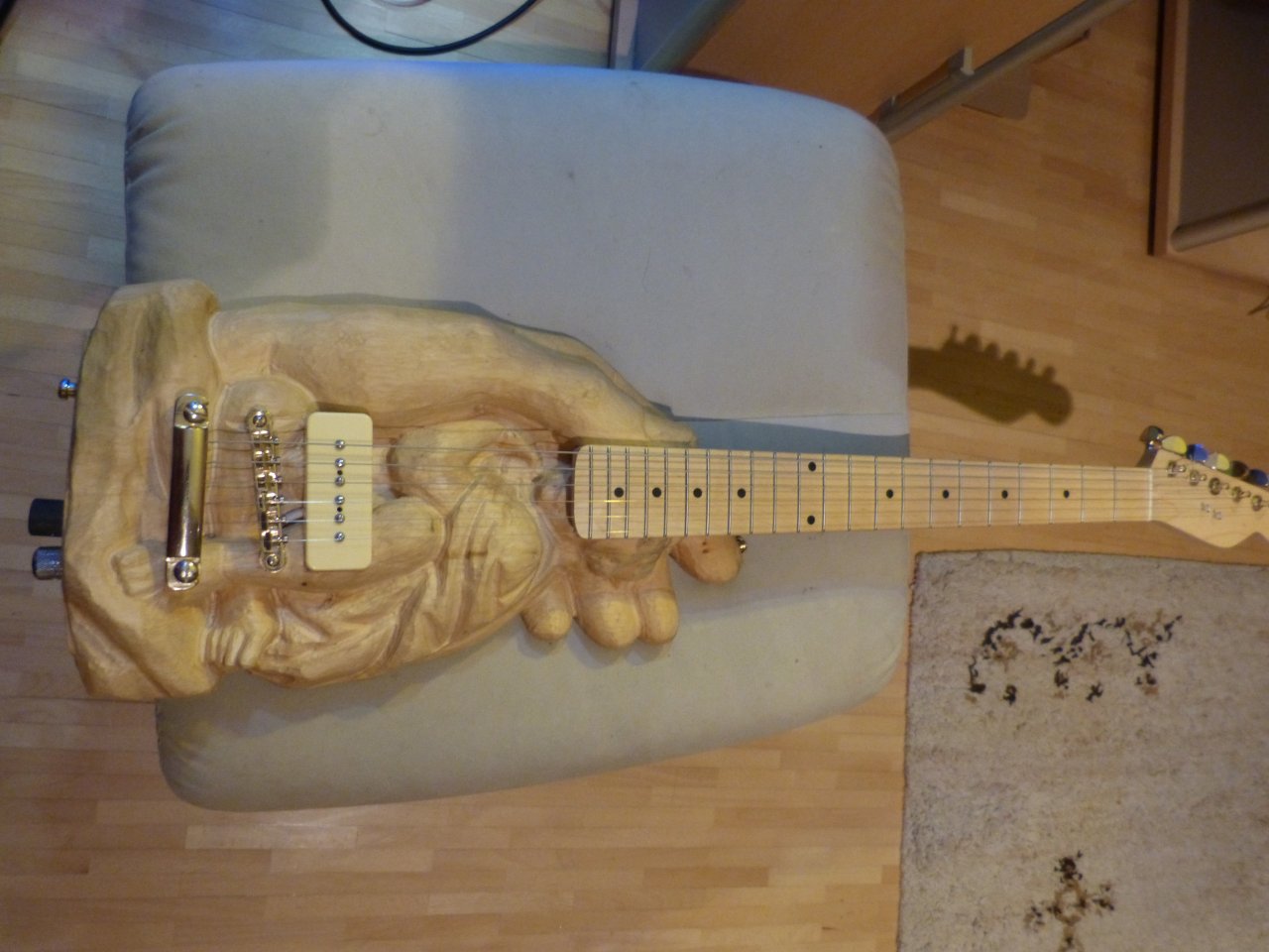 Schnitzereigitarre