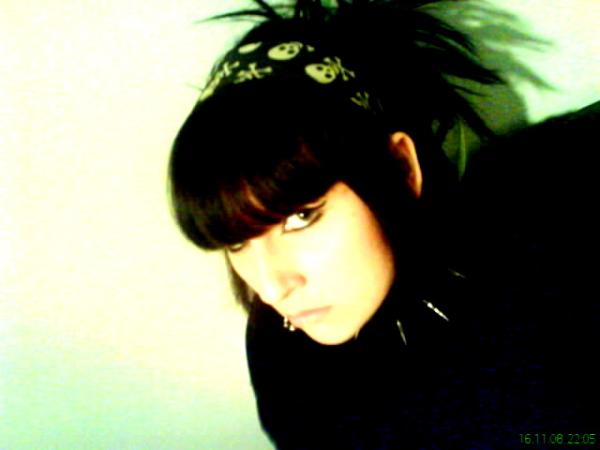 schonwieder so'n Emo...
...Ich bin ein Goth du SPAST...