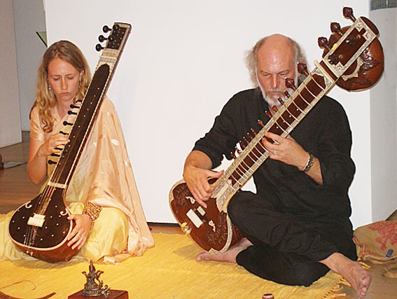 Sitarkonzert städtische Galerie Fürth mit meiner Schülerin die Tanpura spielt