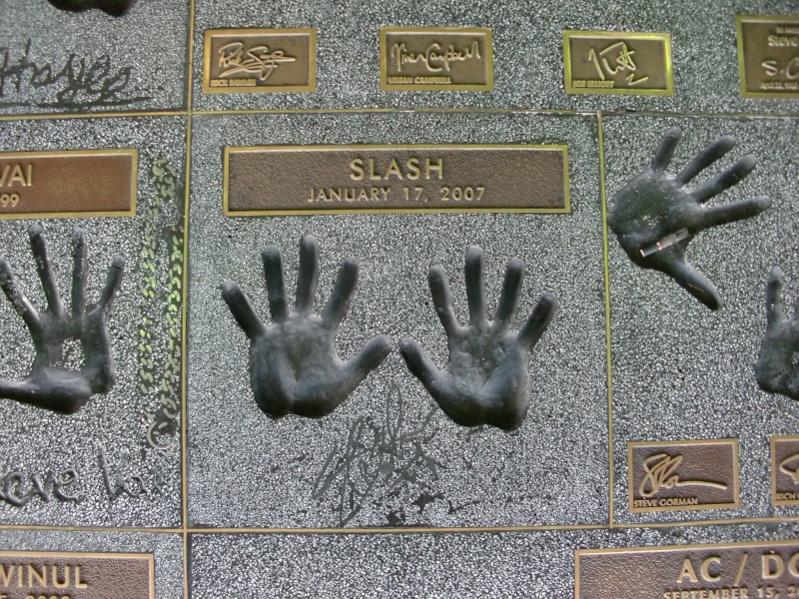 Slash's Handabdrücke auf dem "Rock Walk" im Eingangsbereich des "Guitar Center" in Hollywood auf dem Sunset Strip.