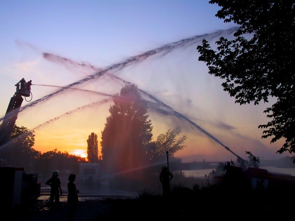 So hat die Wasserschlacht neue Dimensionen angenommen...
Verwendete Kamera: Canon Powershot G-1