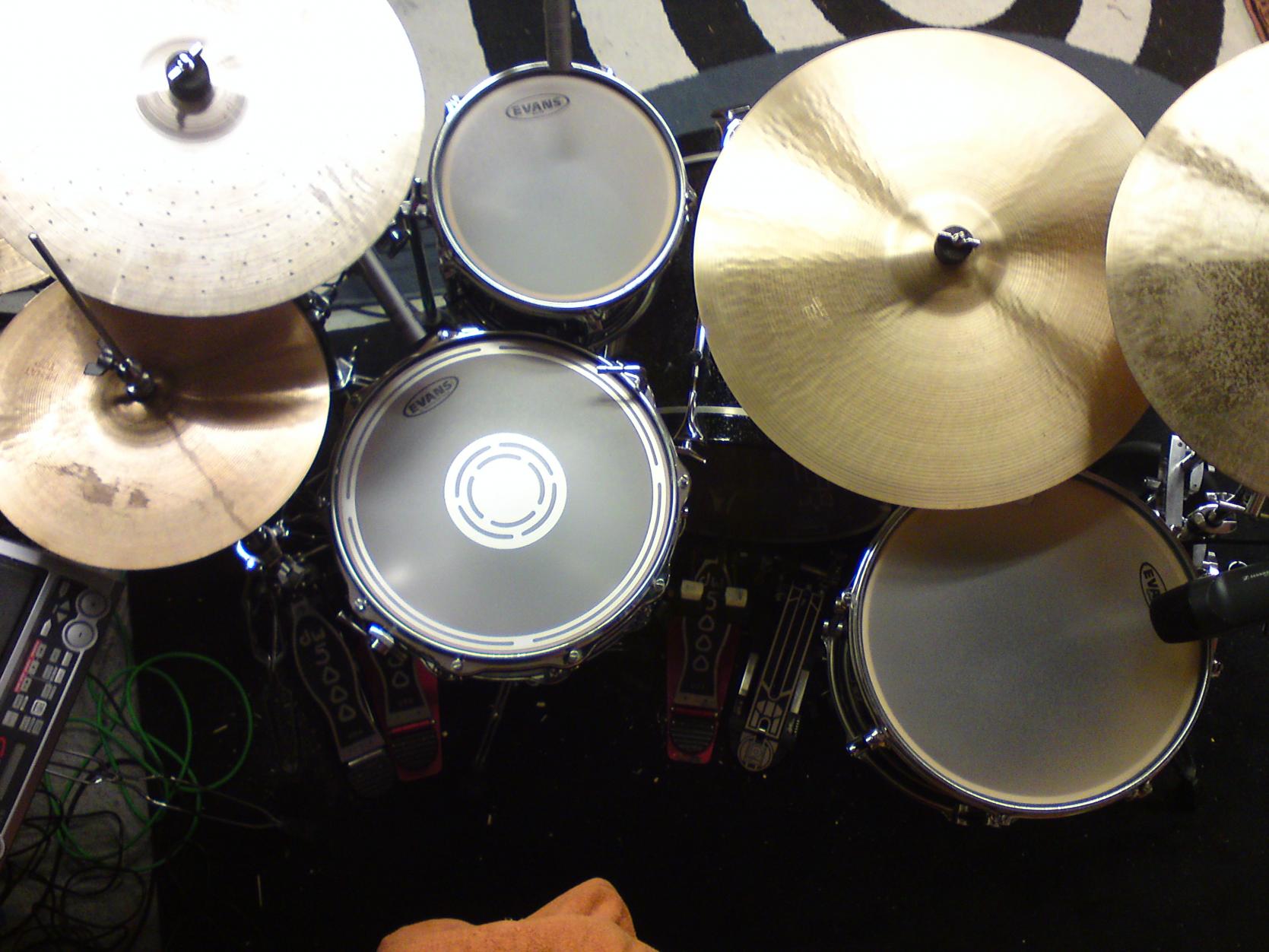 Sonor Hilite
20x16, 10x9, 14x12, 14x4

Paiste Stambul 65   13" Top
Sabian AAX Fusion  13" Top (Hier als Bottom)

Michael Paiste Crash 16,5" 

Paiste Formula 602 Concert 20"

Michael Paiste Crashride 18"