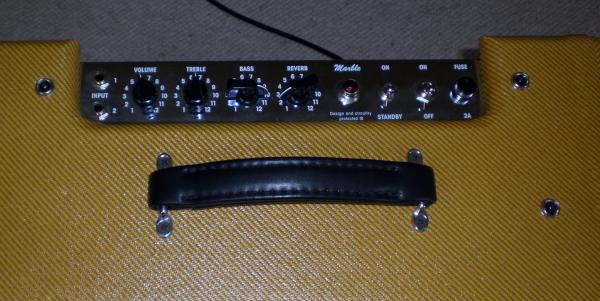 Sparsames Panel, grosser Sound. Marble Bluebird.


Ich habe eine ganze Weile gebraucht den Schlichtesten meiner Amps als den für mich Passenden zu identifizieren.....

Ausgestattet mit dem auch nicht ganz unumstrittenen, dafür aber sündhaft teuren Celestion Gold ist er nicht nur für mein Empfinden ganz weit vorn.....

Ansonsten liest sich die Liste der Features auch so wie es sein darf: PTP, nette Bauteile, Gleichrichterröhre, 6L6 oder 6V6, Reverb.....für Tweedies unüblich und genannter Speaker, das ist schon ne Ansage.

Dazu kommt noch dass die Klangregelung ausgefuchster ist als beim 5E3 Vorbild, also Treble und Bass....und diese Klangregelung wird dazu noch ihrem Namen gerecht. Das ist schon ne ziemlich komplette Kiste. Geb ich nicht mehr weg.