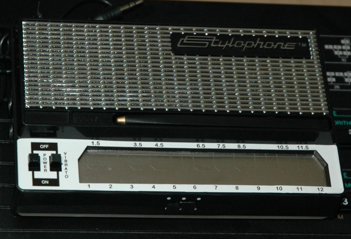 Stylophone, entsetzlich quäkende LoFi Trash Orgel. Bestens geeignet seine nähere Umgebung zu terrorisieren. Kult.