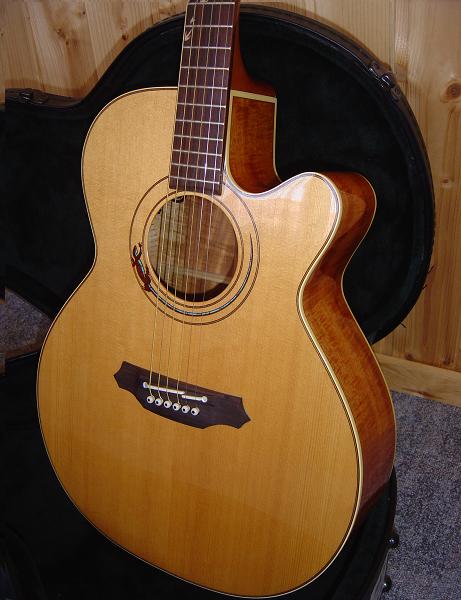 Takamine Limited 1997

Fichtendecke
Zargen und Boden aus Koa