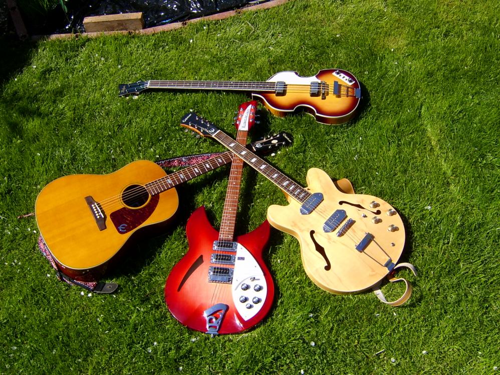 The Beatlesgear (Höfner 500/1, Epiphone Inspired By 1964 Texan, Rickenbacker 340, Epiphone Casino)