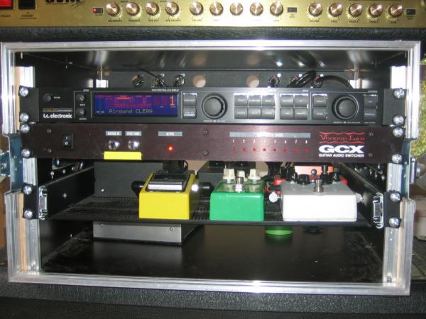 tja, was is drin...
TC G-Major / VooDoo Lab GCX Switcher
Div. Bodentreter
irgendwann soll da noch ein Wireless und ein Röhrenpreamp für die Akku rein, evtl. auch noch ein Furman, man weiß ja nie wo man spielt...