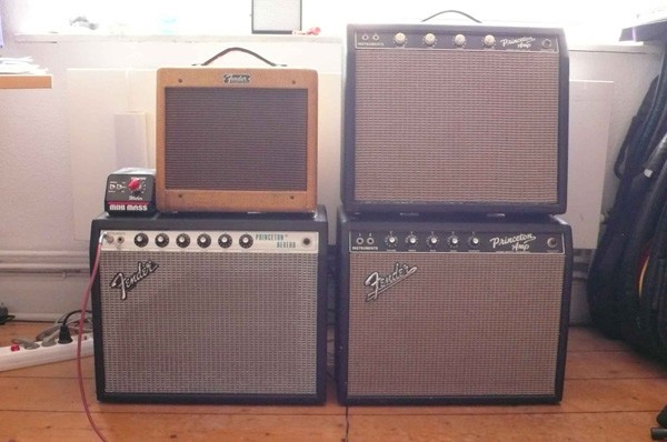 "tweedbrownblacksilver"

Die vier "klassischen" Baureihen von Fender-Amps:

´61 tweed Champ
´64 brown/blackface Princeton
´66 blackface Princeton
´79 silverface Princeton Reverb
