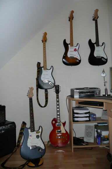 Übungsecke neu - schwarze Vintage Strat an der Wand ist verkauft - die cherry-sunburst LP auch...