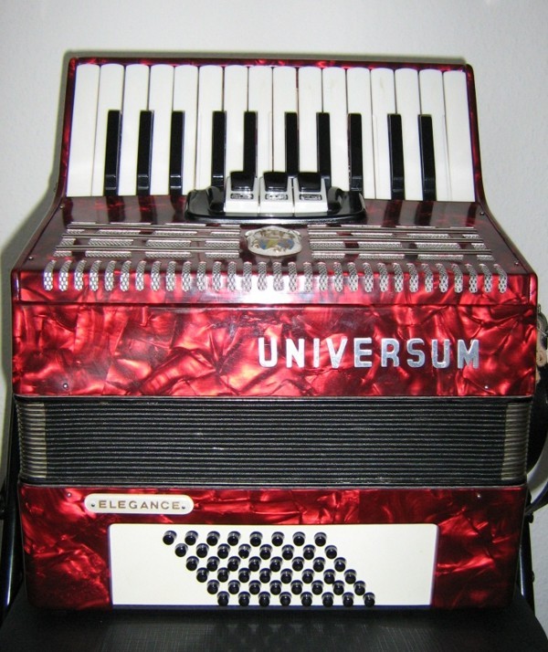 Universum Elegance 48 Bässe, 26 Tasten, 2 Chöre, 3 Diskantregister (Tremolo)
Weltmeister über Otto Versand von 1976
Hört auf den Namen Flemming ;)