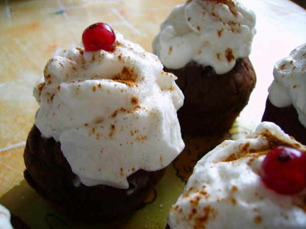 vegane Schoko-Muffins, Rezept:

Ultimative Schokomuffins:

Für 6 Stück:

150g Mehl
1-2 EL Sojamehl + 3-4 EL Wasser
30g Zucker
2 TL Backpulver
40g Pflanzenöl
2-3 EL Kakaopulver
150 ml Soja-Milch

40g Zartbitter-Kuvertüre Raspeln

etwas geschlagene Soja-Sahne (ca. 50-100 ml)
6 Johannisbeeren
Zimt
Zucker


Ofen vorheizen. Mehl, Sojamehl, Zucker, Kakao, Backpulver, Wasser, Öl und Milch in eine Schüssel geben und verrühren. Wenn die Masse schön klebrig ist, die Schokoraspel unterheben.

Die Backform mit etwas Pflanzenöl und einem Küchentuch auswischen.
Masse auf die Förmchen verteilen. Bei 170°C ca. 20-25 backen.

Die Sahne in eine Schüssel geben und einige Minuten mit einem Handrührgerät schlagen. Damit die Sahne etwas fester wird, ein paar Stunden in den Kühlschrank stellen.

Die Muffins aus dem Backofen holen und abkühlen lassen. Aus der Form lösen und die Sahne auf den Muffins verteilen. Etwas Zucker und Zimt über die Sahne geben und mit einer Johannisbeere garnieren.


statt des Sojamehls kann man auch eine Hand voll feine Haferflocken nehmen^^