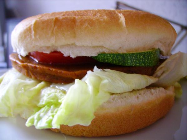 veganer Burger mit Tomaten, Zucchini, Mayonaise und nem Veggie-Burger, unter dem sich auch noch veganer Käse versteckt hat ;)
