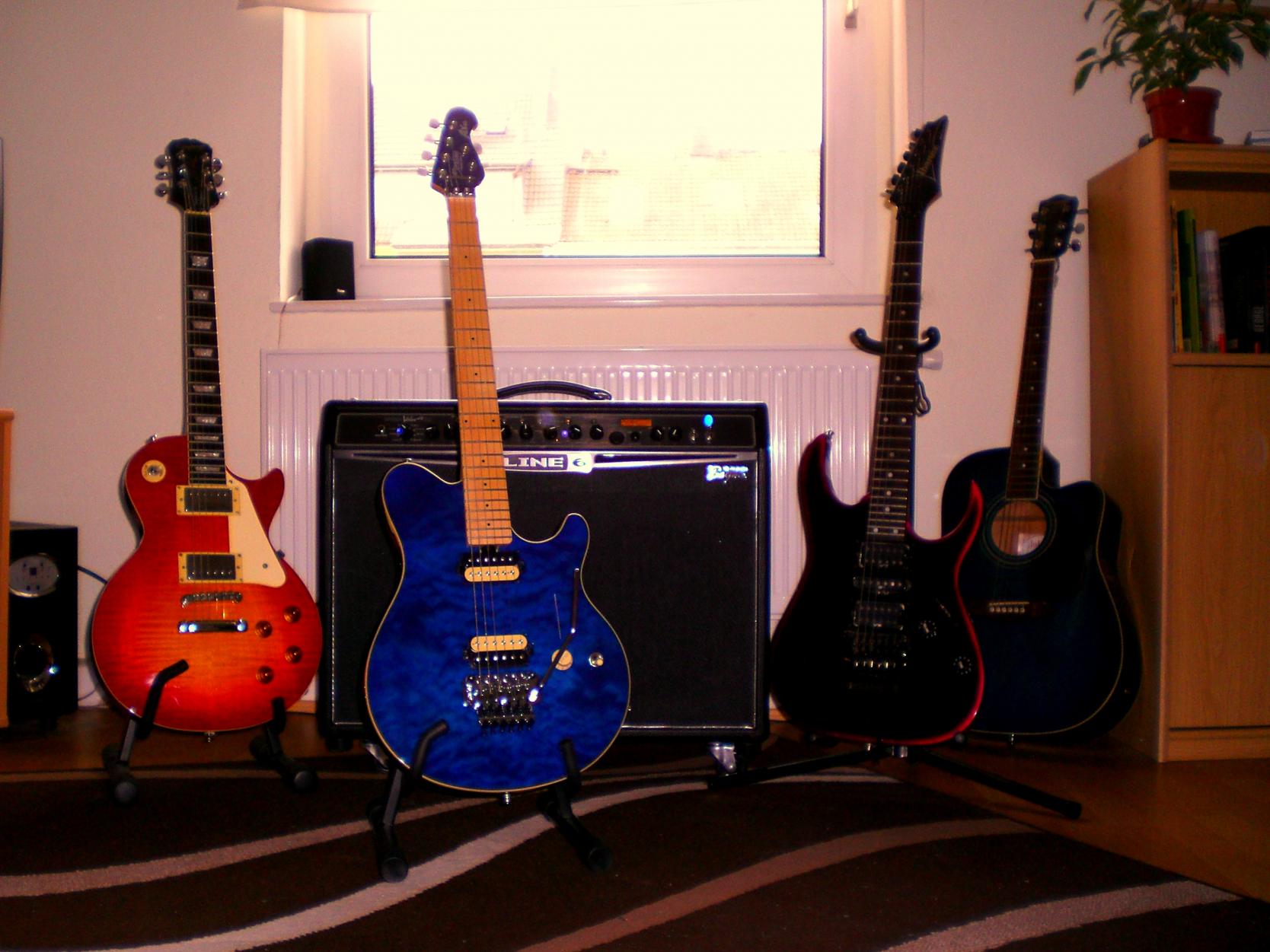 von links nach :
Epiphone Les Paul Cherry Sunburst,
Sterling by MuscMan AX40 (AXIS),
Ibanez RG 570 limited,
billig Acoustic,

AMP: Line6 Spider Valve mKII 212