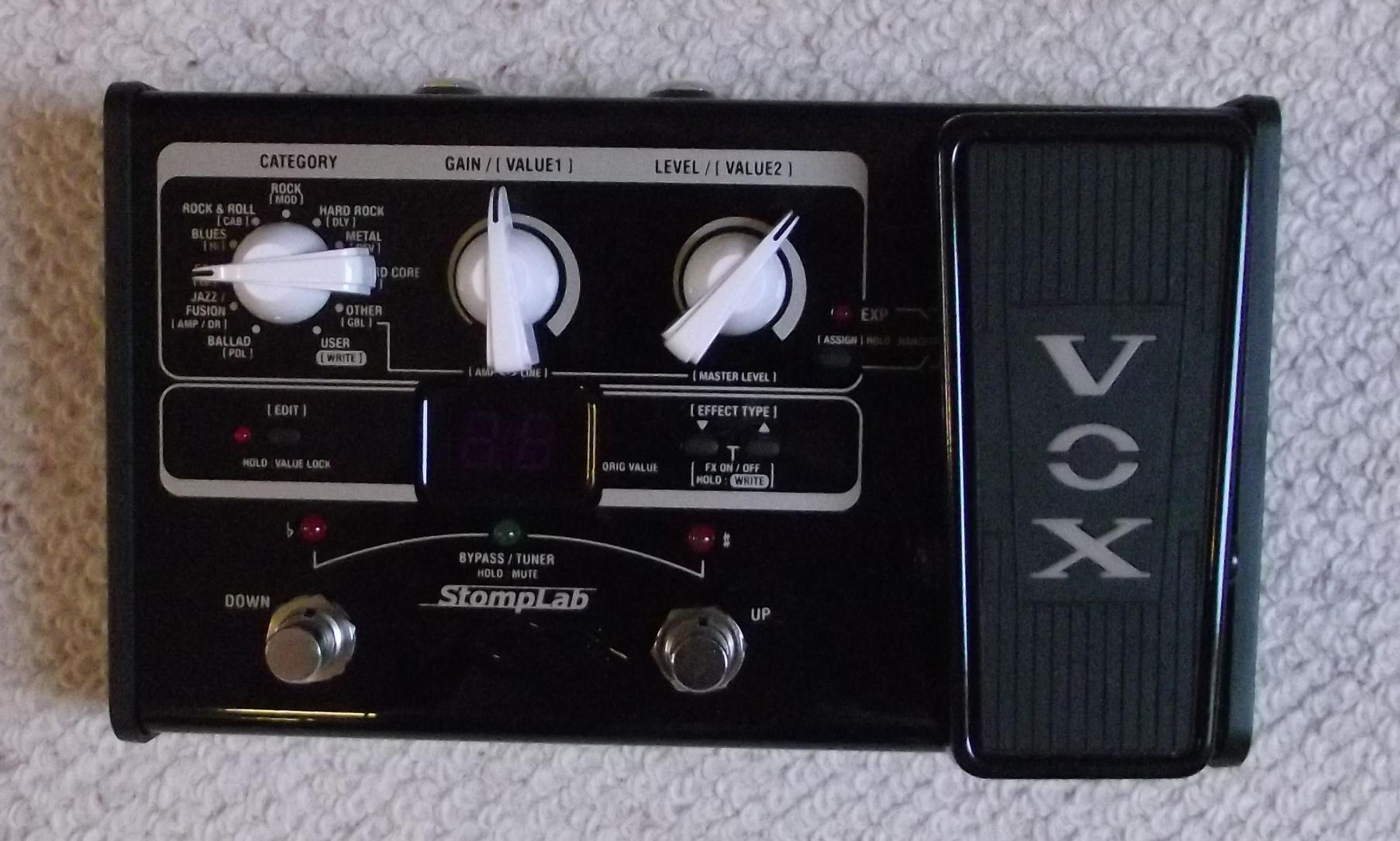 Vox StompLab, kleines Multi FX, dient mir aber auch als Preamp/FX für schnelle Recording Entwürfe und als In Ear Reise Amp. 008325