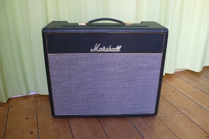 Weber 18watt Clone

ca. 18 Watt, 1x12" Speaker

Diese Amps (Nachbauten eines kurzlebigen Marshall-Modells aus den späten 60ern) erlebten in den letzten Jahren - zu Recht - einen regelrechten Boom. Sie versprechen den klassischen Marshall-Sound bei etwas benutzerfreundlicheren Pegeln - und das liefern sie auch ab! Sie klingen wirklich sehr gut - sind aber nicht besonders vielseitig. Sie verzerren recht früh und machen eigentlich nur einen Sound - den aber richtig gut.