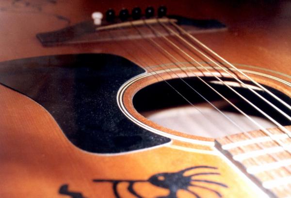 Westerngitarre, vor der Verarbeitung zum Feuerholz gerettet, doch leider ist durch die schlechte Haltung (Garagenwand) der Korpus gerissen und sie gibt mittlerweile keine schönen Töne mehr von sich. Als Kunstwerk dient sie jedoch trotzdem.