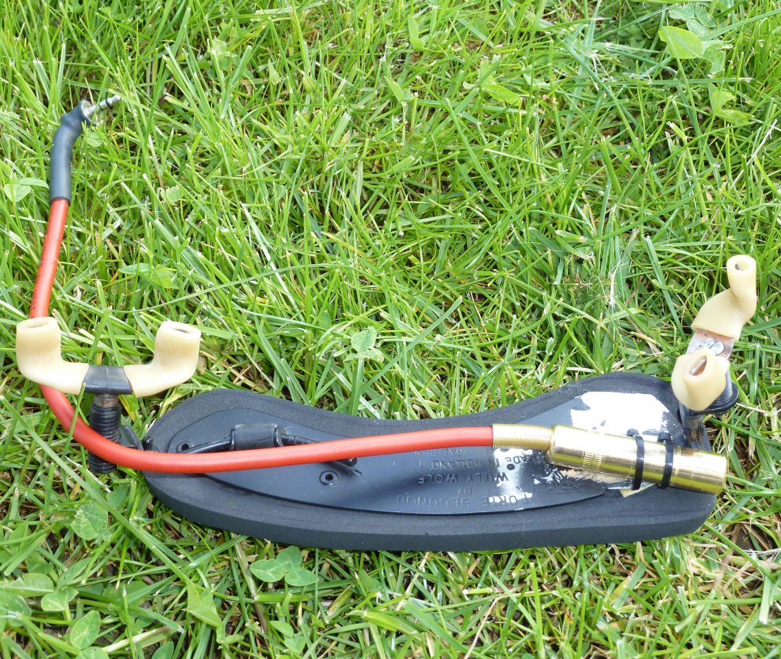 Wolf-Schulterstütze mit 3,5mm-Stereo-Stecker und  mit 6,3mm-Stereo-Buchse