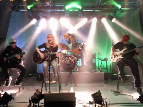 wunderschönes Akustik-Konzert in der rappelvollen Hans-Welsch-Halle ...
