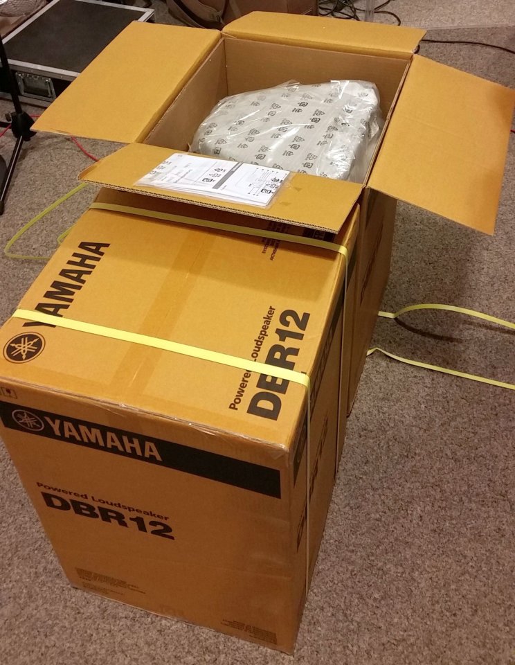 Yamaha DBR12 beim "unboxing"